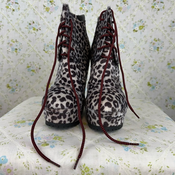 Never Worn Xhilaration Furry Snow Leopard Womens Shoes Platform Wedge Heels - Picture 2 of 12